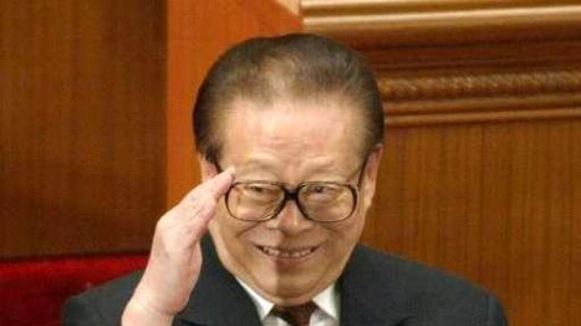 Εμφανίστηκε ζωντανός ο πρώην πρόεδρος της Κίνας 